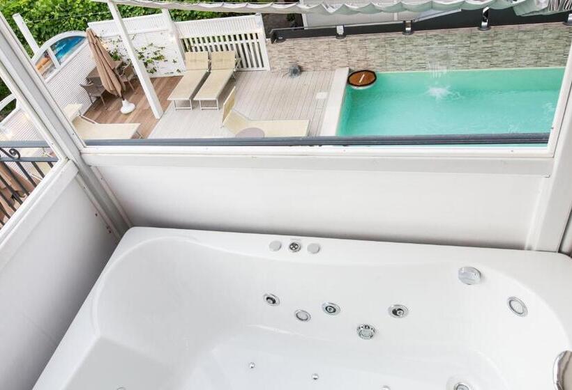 اتاق استاندارد با وان آب گرم, Rimini Suite