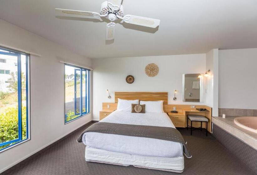 Standard studio with lake view, Clearwater Motor Lodge