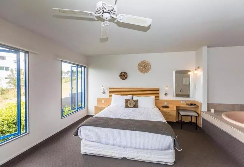Standard studio with lake view, Clearwater Motor Lodge