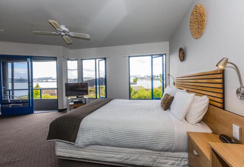 Standard studio with lake view, Clearwater Motor Lodge