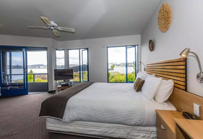 Standard studio with lake view, Clearwater Motor Lodge
