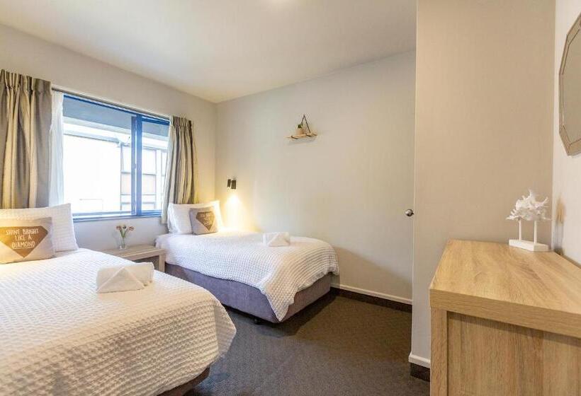 חדר משפחתי, Clearwater Motor Lodge