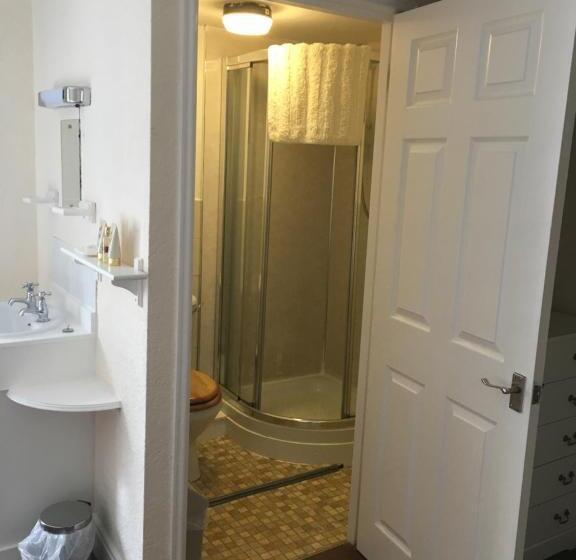 חדר סטנדרט, The Buck Inn