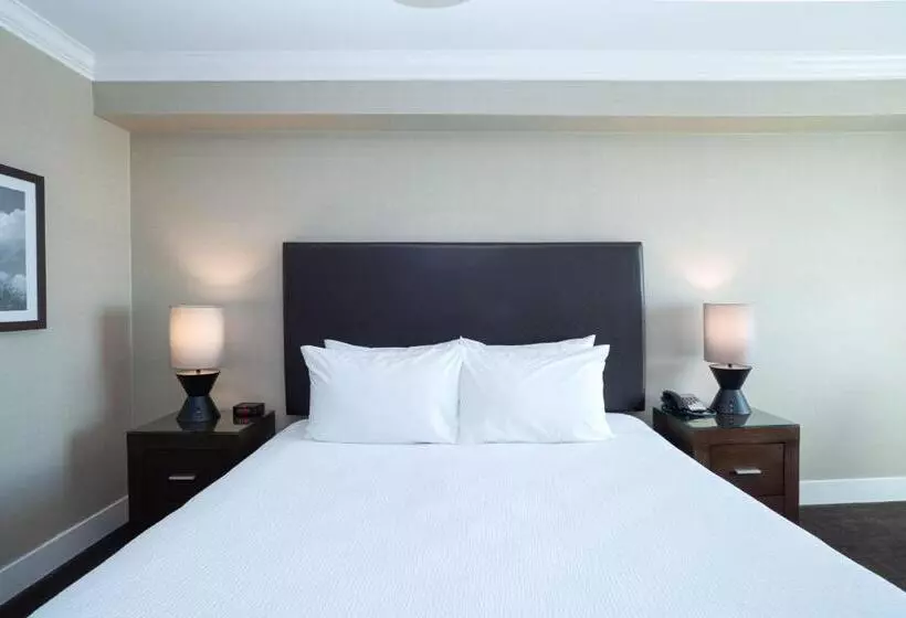 キングサイズベッドのスタンダードルーム, Sandman Hotel Oakville