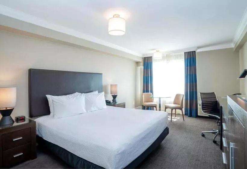 キングサイズベッドのスタンダードルーム, Sandman Hotel Oakville