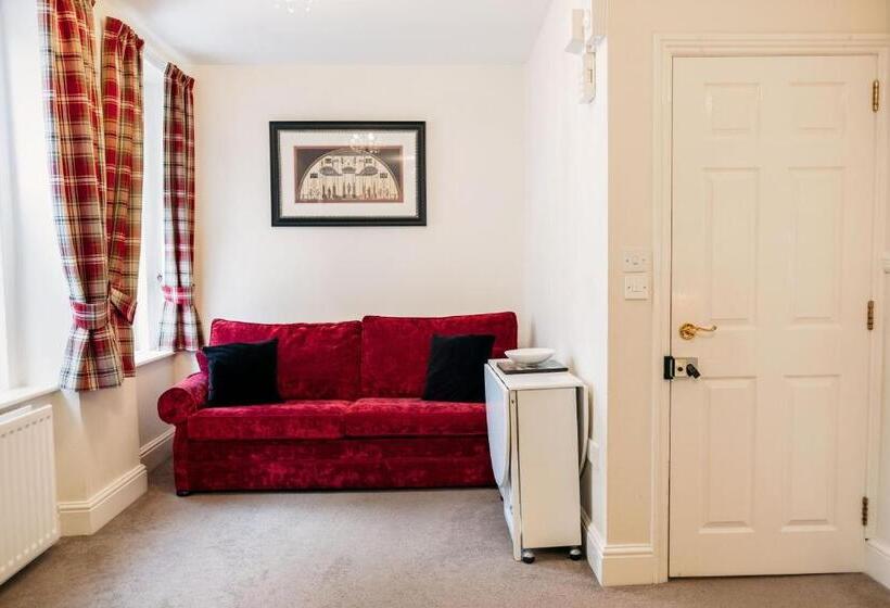 סוויטת ג'וניור, The Town House