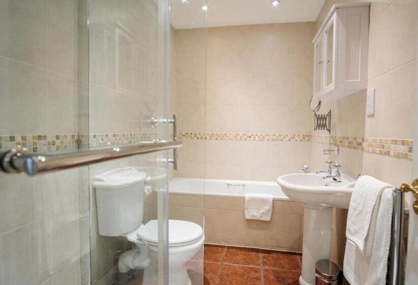 דירת חדר נוף לים, The Town House