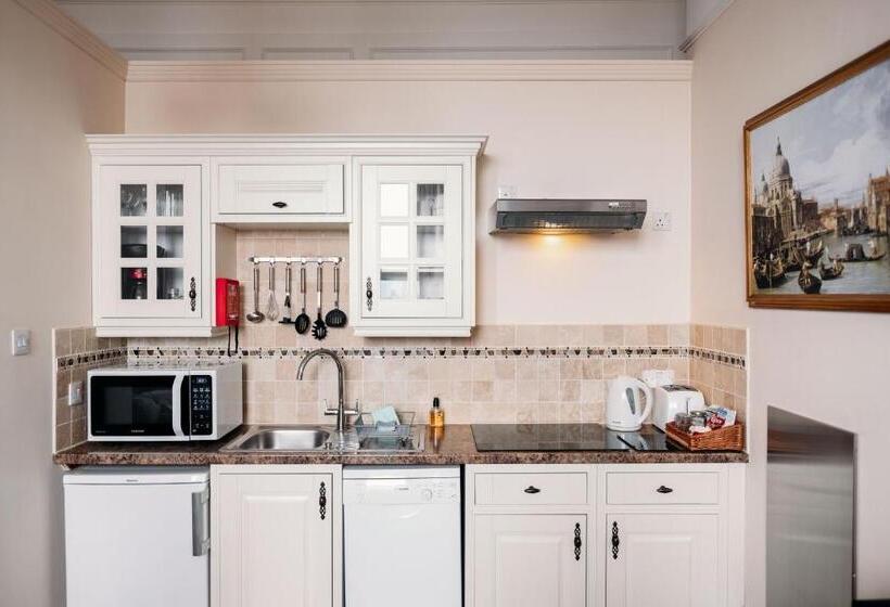 דירת חדר נוף לים, The Town House