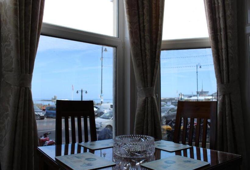 דירת חדר נוף לים, The Town House