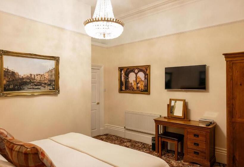 דירת חדר נוף לים, The Town House