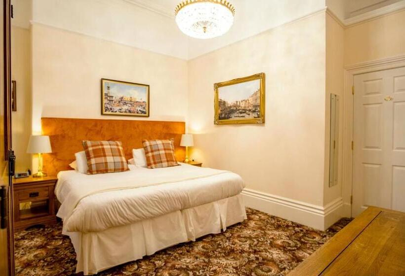 דירת חדר נוף לים, The Town House