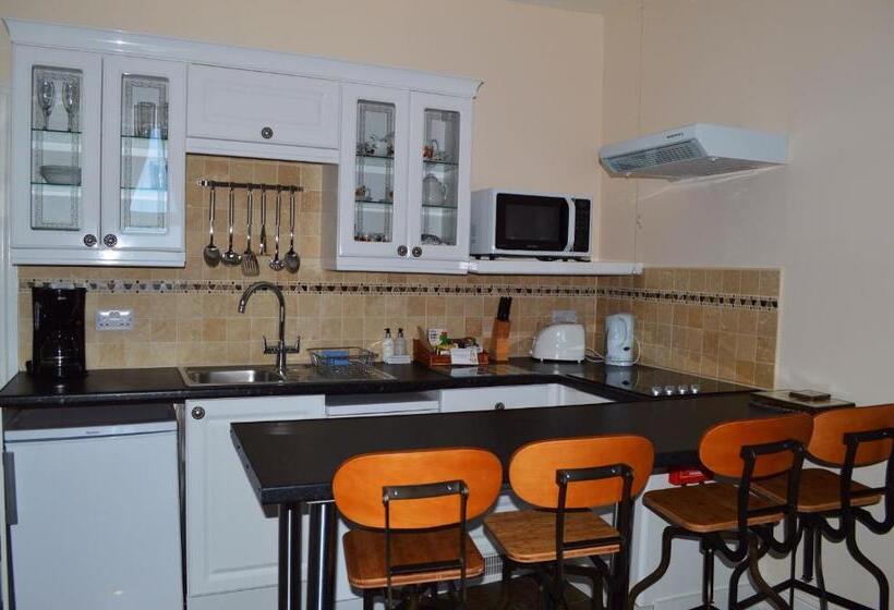 דירת שני חדרים, The Town House