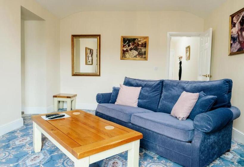 דירת חדר, The Town House