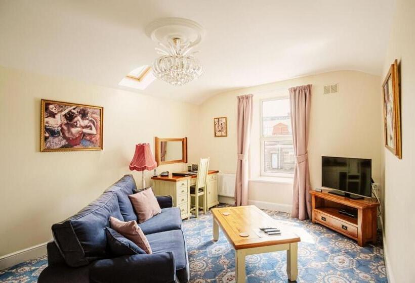 דירת חדר, The Town House