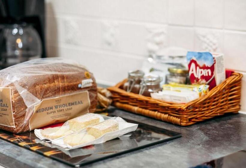 דירת חדר נוף לים, The Town House