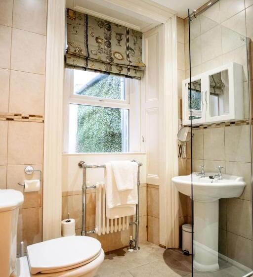 דירת חדר בקומת קרקע, The Town House