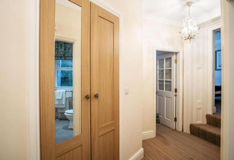 דירת חדר בקומת קרקע, The Town House