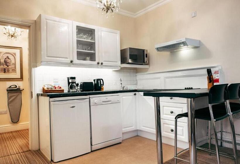 דירת חדר בקומת קרקע, The Town House