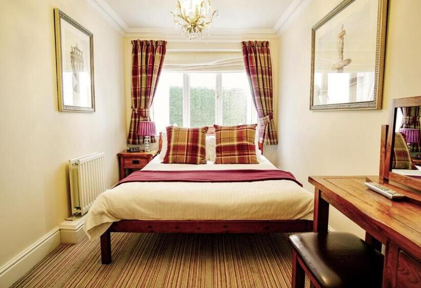 דירת חדר בקומת קרקע, The Town House