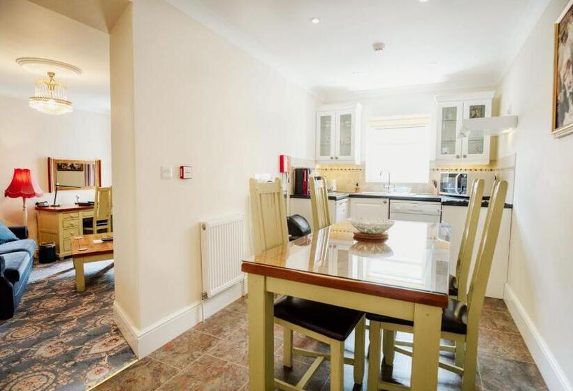 דירת חדר בקומת קרקע, The Town House