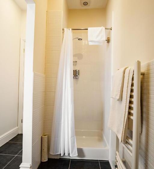 דירת חדר, The Town House