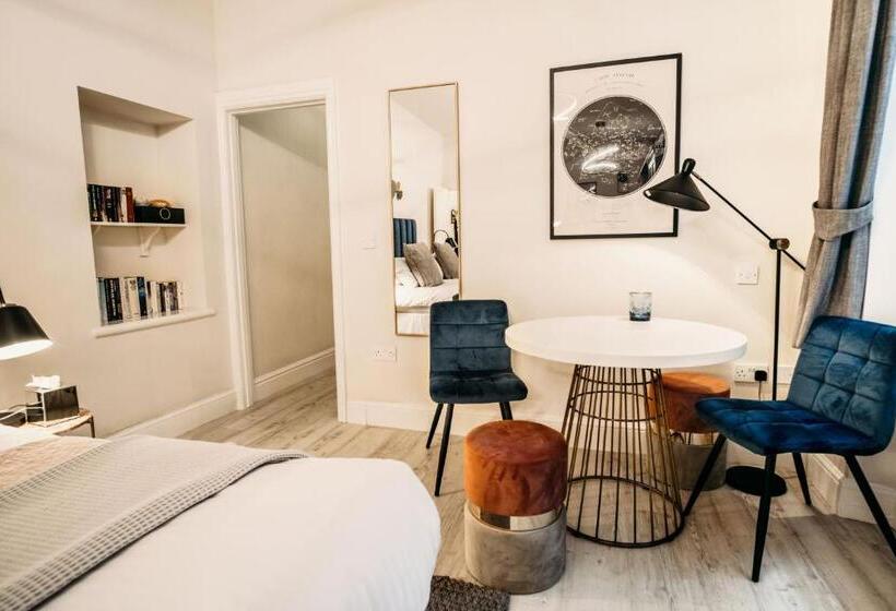 סוויטת ג'וניור, The Town House