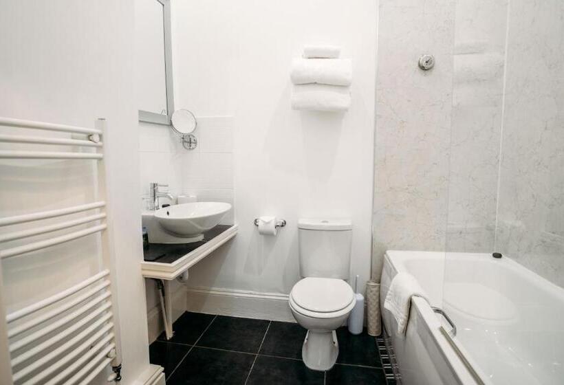 דירת חדר נוף לים, The Town House