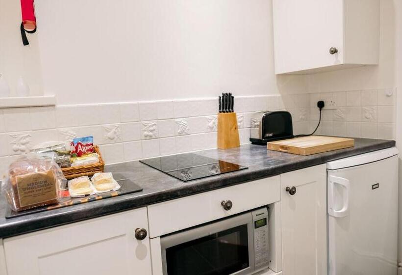 דירת חדר נוף לים, The Town House