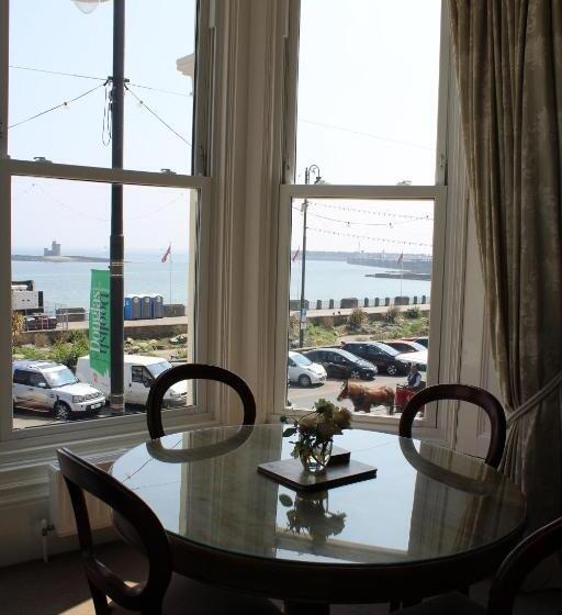 דירת חדר נוף לים, The Town House