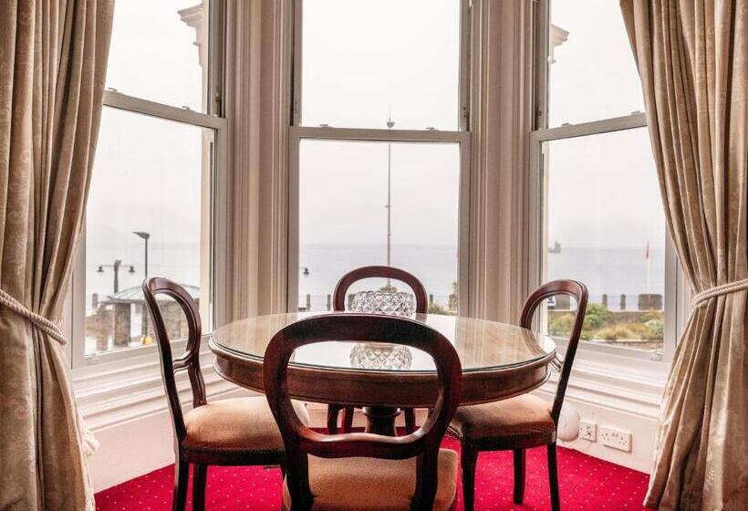 דירת חדר נוף לים, The Town House