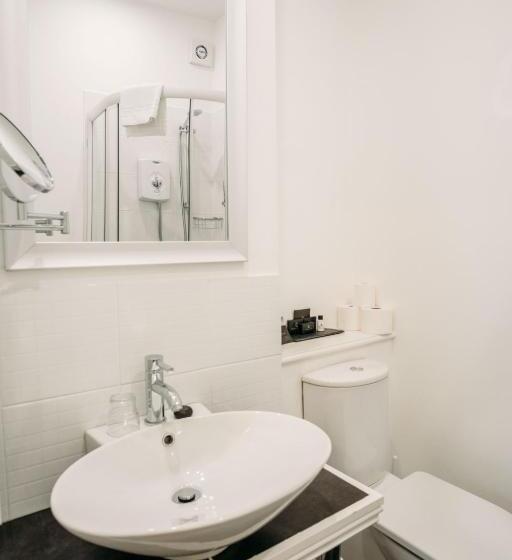 דירת חדר נוף לים, The Town House