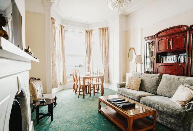 דירת שני חדרים, The Town House