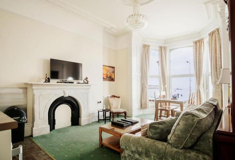 דירת שני חדרים, The Town House