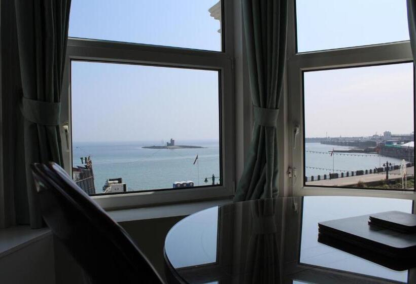 דירת שני חדרים, The Town House