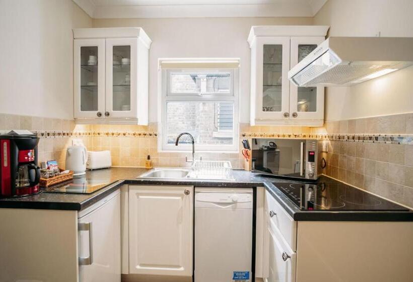 דירת חדר בקומת קרקע, The Town House