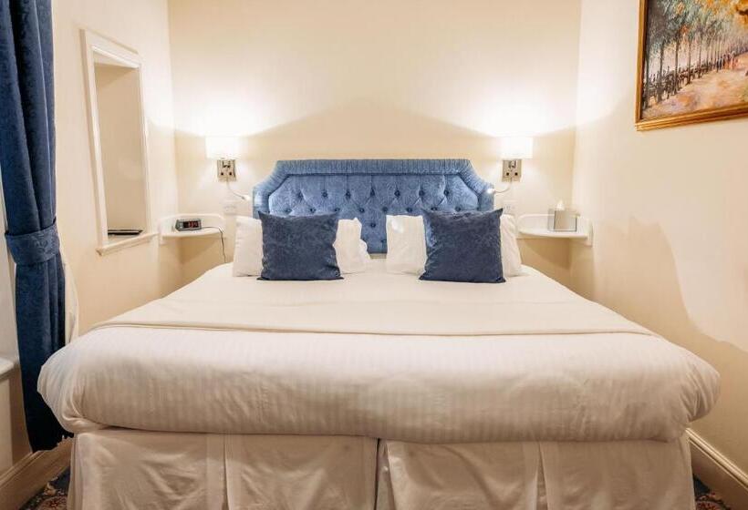 דירת חדר בקומת קרקע, The Town House