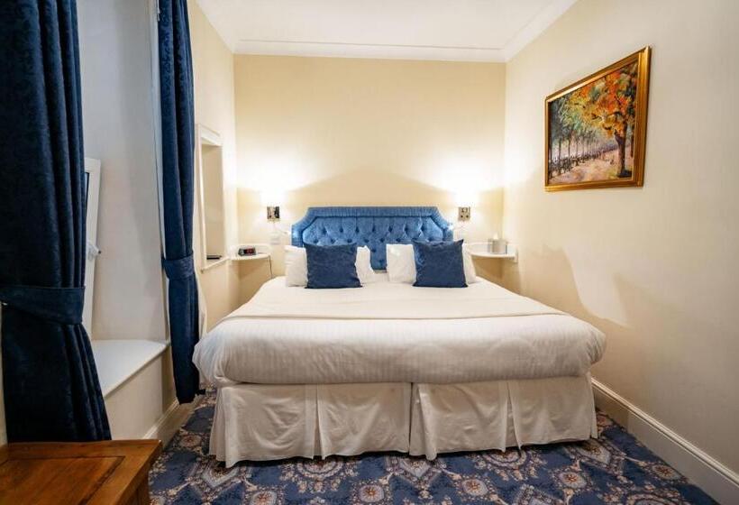 דירת חדר בקומת קרקע, The Town House