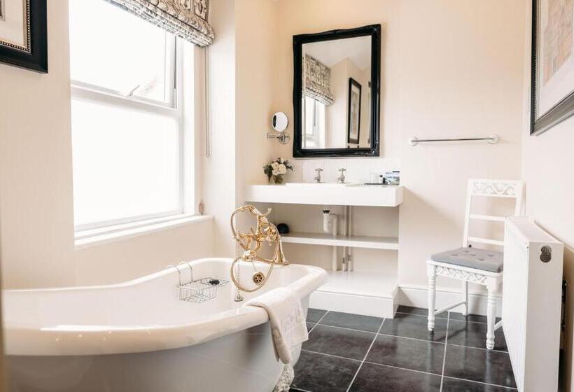 דירת חדר, The Town House