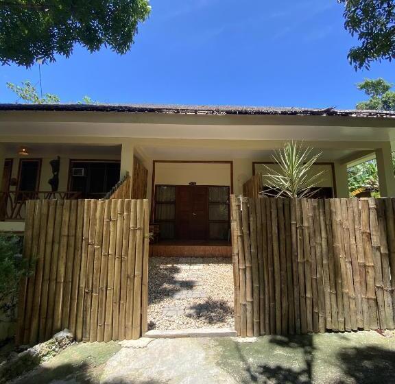 חדר סטנדרט לשלושה עם חדר אמבטיה משוף, Tahanan Resort