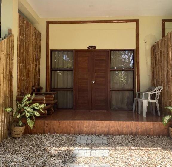 חדר סטנדרט לשלושה עם חדר אמבטיה משוף, Tahanan Resort