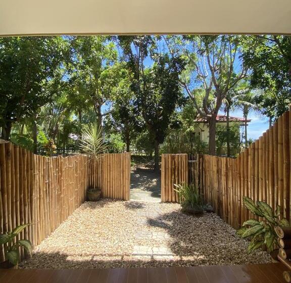 חדר סטנדרט לשלושה עם חדר אמבטיה משוף, Tahanan Resort