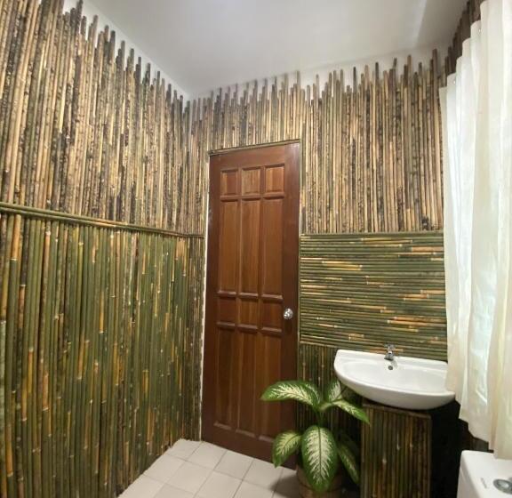 חדר סטנדרט לשלושה עם חדר אמבטיה משוף, Tahanan Resort