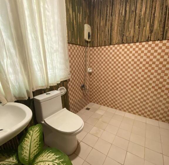 חדר סטנדרט לשלושה עם חדר אמבטיה משוף, Tahanan Resort