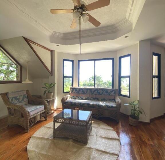 מיטת קינג בסוויטה, Tahanan Resort