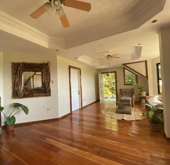 מיטת קינג בסוויטה, Tahanan Resort