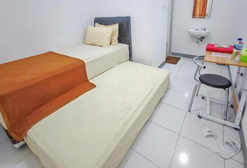 Номер Deluxe, Shekinah Homestay & Cafe Waikabubak Mitra Reddoorz