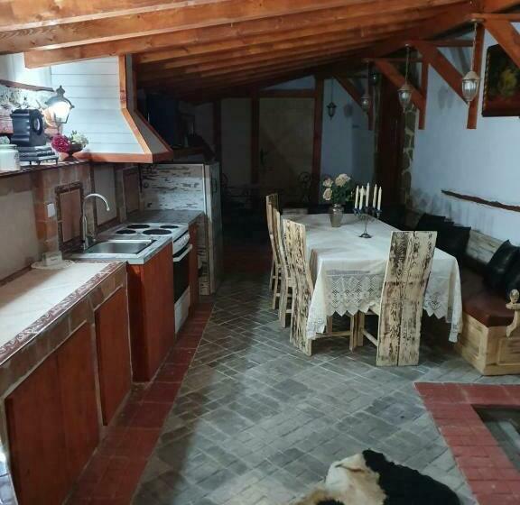 חדר סטנדרט לשלושה, Kashtata S Paraklisa