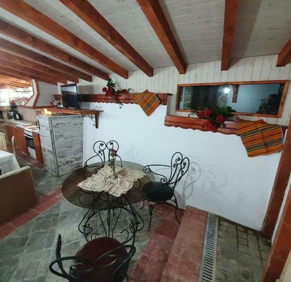 חדר סטנדרט לשלושה, Kashtata S Paraklisa