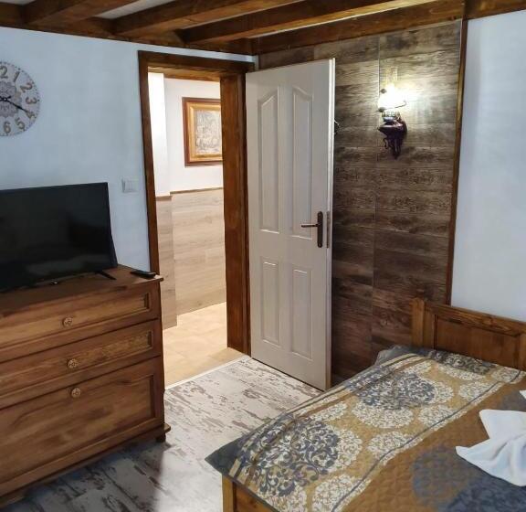 חדר סטנדרט לשלושה, Kashtata S Paraklisa