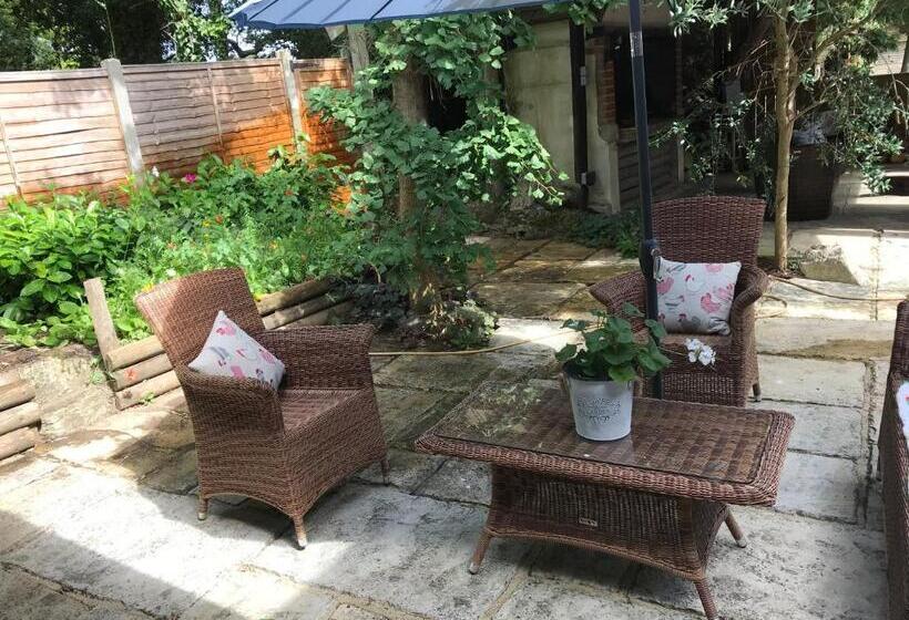 إستوديو قياسى, Stapehill Lodge B&b